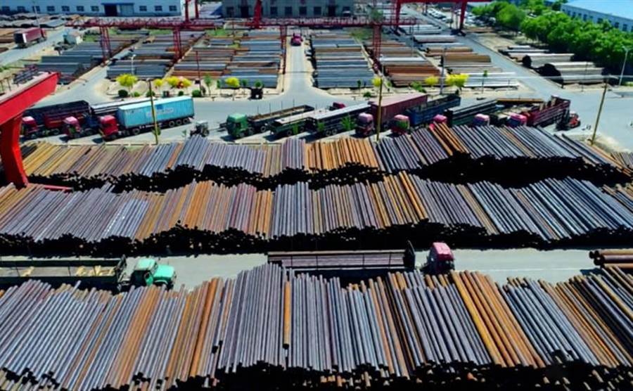 YiZeng steel pipe stockyard and loading operations