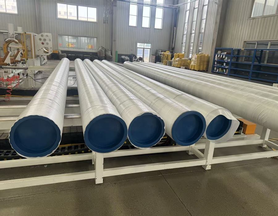 Finished steel pipes with protected ends in the workshop